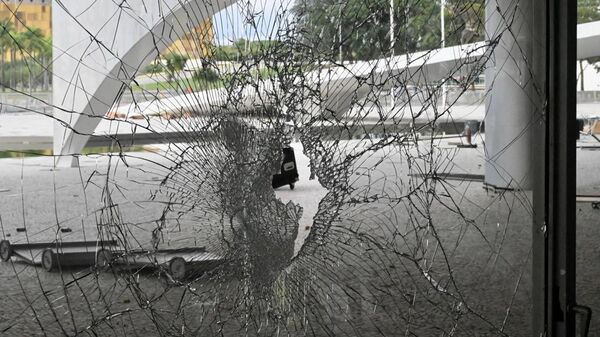 Vidro do Palácio do Planalto quebrado após a invasão à sede do Executivo promovida por bolsonaristas radicais. Brasília (DF), 8 de janeiro de 2023 - Sputnik Brasil