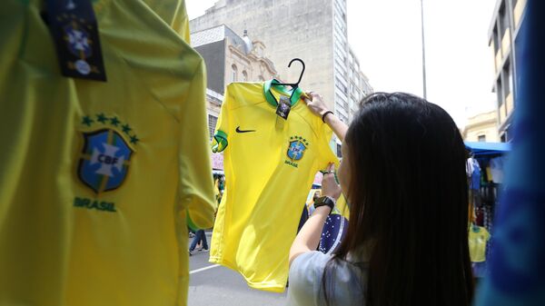 Camisa amarela da Seleção Brasileira de Futebol é vendida na rua 25 de Março, em São Paulo (SP), em 14 de dezembro de 2022 - Sputnik Brasil