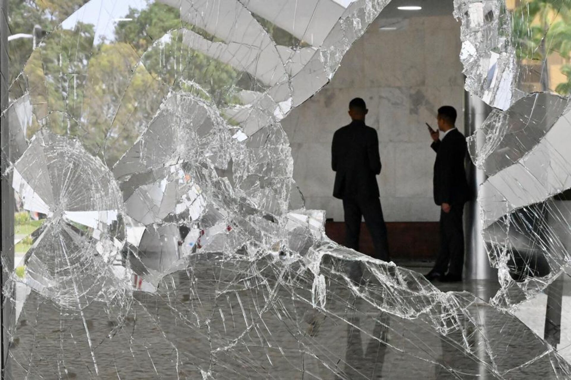 Vidro do Palácio do Planalto quebrado em invasão a prédios dos Três Poderes. Brasília, 8 de janeiro de 2023 - Sputnik Brasil, 1920, 30.10.2023