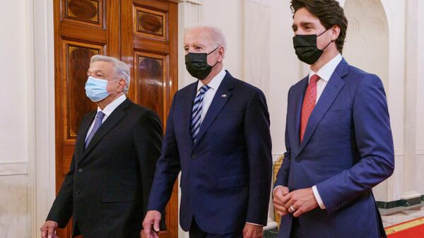 O presidente dos EUA, Joe Biden (C), o primeiro-ministro do Canadá, Justin Trudeau (D), e o presidente do México, Andrés Manuel López Obrador (E), chegam para a Cúpula de Líderes da América do Norte (NALS) na Sala Leste da Casa Branca em Washington, DC, 18 de novembro de 2021 - Sputnik Brasil