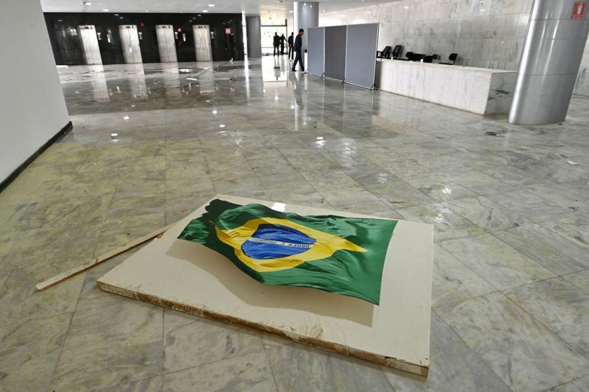 Imagem da bandeira nacional em mobiliário vandalizado por bolsonaristas radicais na invasão do Palácio do Planalto de 8 de janeiro de 2023, em Brasília (DF) - Sputnik Brasil, 1920, 23.01.2023