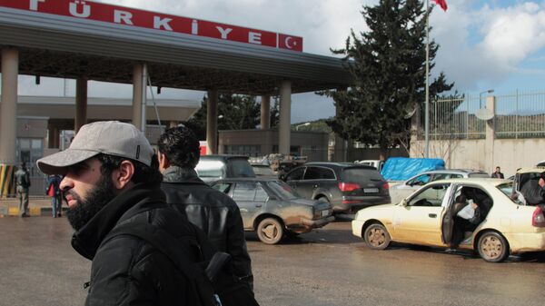 Pessoas e carros esperam no portão da alfândega Bab al-Hawa na fronteira entre Síria e Turquia na província de Idlib, norte da Síria, 11 de fevereiro de 2013 - Sputnik Brasil