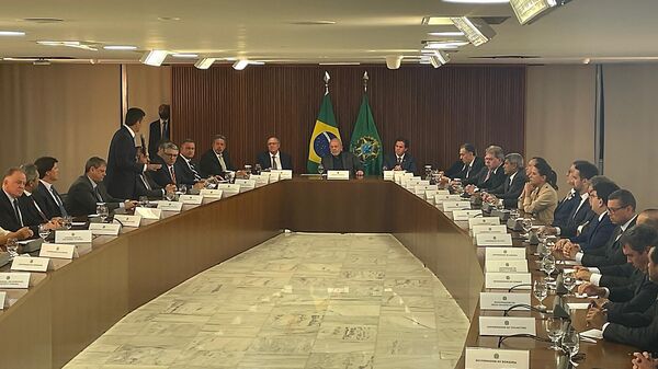 No dia 9 de janeiro de 2023, o presidente Luiz Inácio Lula da Silva (PT) se reúne com governadores e ministros do Supremo Tribunal Federal (STF) para tratar da invasão de bolsonaristas do Congresso Nacional, do Palácio do Planalto e da Suprema Corte - Sputnik Brasil