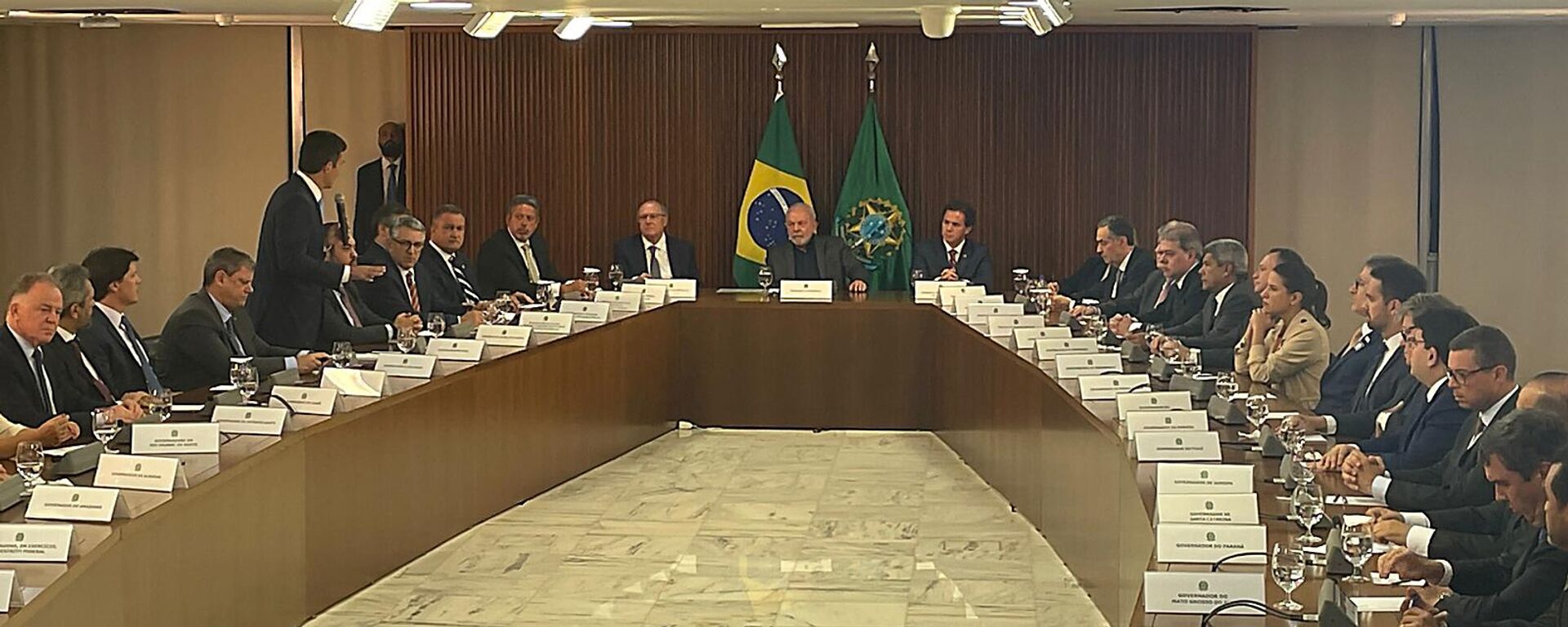 No dia 9 de janeiro de 2023, o presidente Luiz Inácio Lula da Silva (PT) se reúne com governadores e ministros do Supremo Tribunal Federal (STF) para tratar da invasão de bolsonaristas do Congresso Nacional, do Palácio do Planalto e da Suprema Corte - Sputnik Brasil, 1920, 09.01.2023
