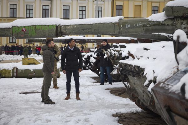 O presidente ucraniano Vladimir Zelensky, à esquerda, e o primeiro-ministro britânico Rishi Sunak observam veículos militares russos destruídos instalados no centro de Kyiv, Ucrânia, 19 de novembro de 2022 - Sputnik Brasil
