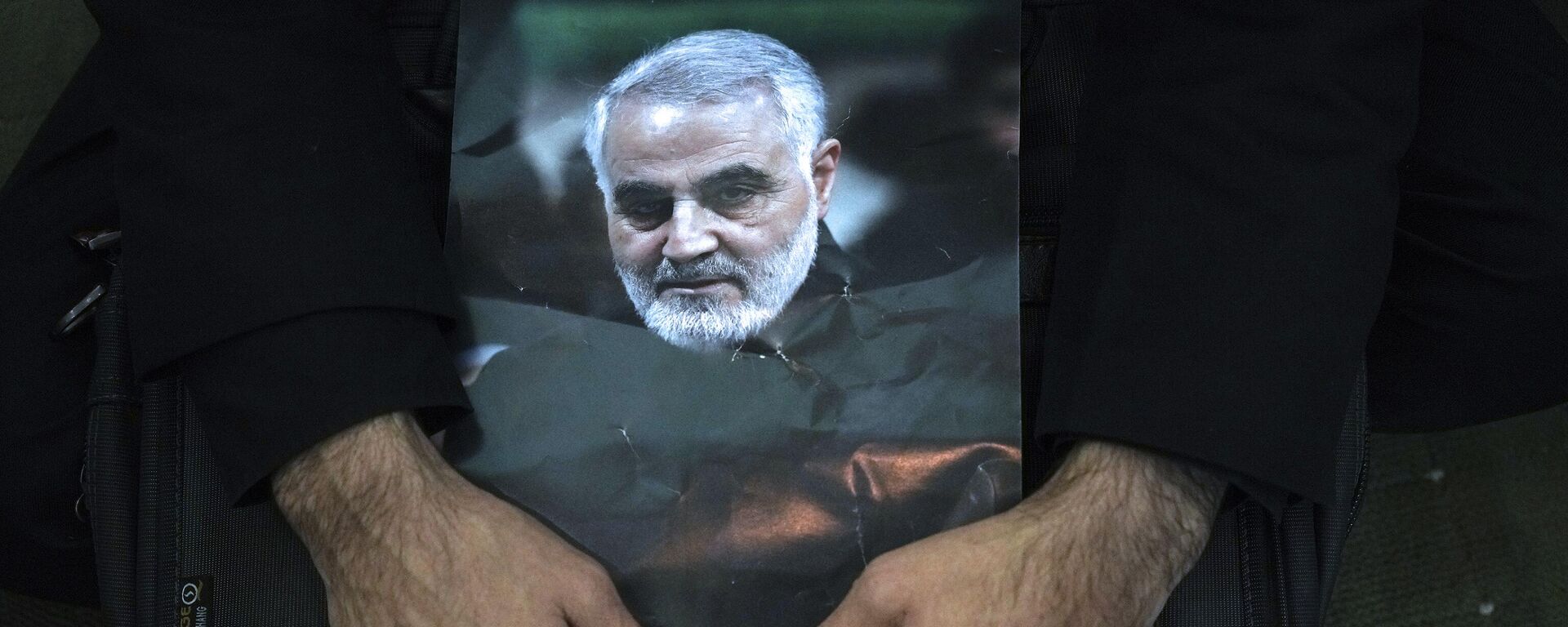 Um enlutado segura um pôster do falecido general da Guarda Revolucionária Qassem Soleimani, durante uma cerimônia que marca o aniversário de sua morte, na Grande Mesquita Imam Khomeini em Teerã, Irã, janeiro 3, 2023 - Sputnik Brasil, 1920, 10.01.2023