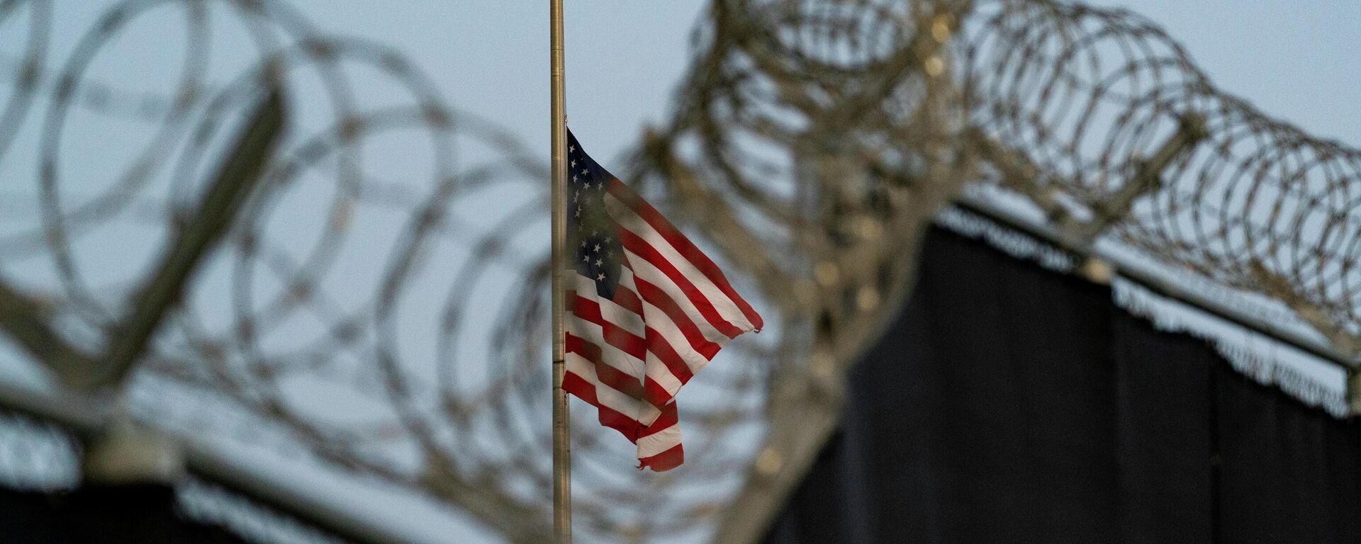Nesta foto revisada por oficiais militares dos EUA, uma bandeira tremula a meio mastro em homenagem aos militares dos EUA e outras vítimas mortas no ataque terrorista em Cabul, Afeganistão, no Acampamento Justice na Base Naval da Baía de Guantánamo, Cuba, 29 de agosto de 2021 - Sputnik Brasil, 1920, 02.07.2023