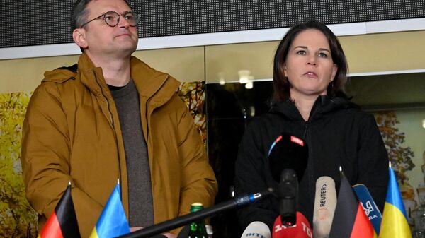 O ministro das Relações Exteriores da Ucrânia, Dmytro Kuleba (à esquerda), e sua contraparte alemã, Annalena Baerbock, dão uma coletiva de imprensa após conversas em Kharkiv, em 10 de janeiro de 2023 - Sputnik Brasil