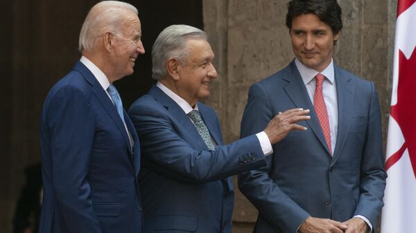 O presidente Joe Biden, o presidente mexicano Andres Manuel Lopez Obrador e o primeiro-ministro canadense Justin Trudeau se encontram na 10ª Cúpula de Líderes da América do Norte no Palácio Nacional na Cidade do México, México, 10 de janeiro de 2023 - Sputnik Brasil