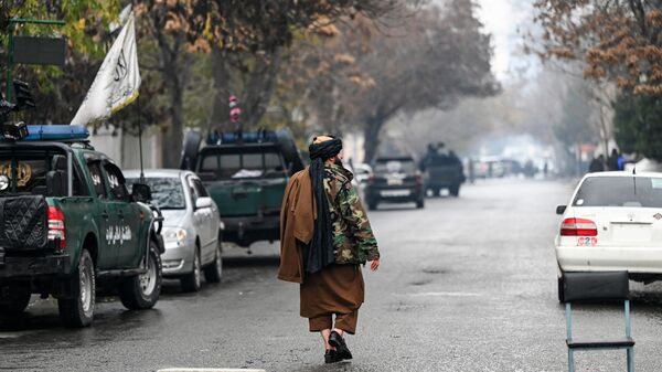 Um membro das forças de segurança do Talibã caminha perto do local de um ataque em Shahr-e-naw, uma das principais áreas comerciais da cidade de Cabul, Afeganistão, 12 de dezembro de 2022 - Sputnik Brasil