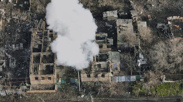 Fumaça aumenta após ataques russos nos arredores de Artyomovsk, Ucrânia, 27 de dezembro de 2022 - Sputnik Brasil