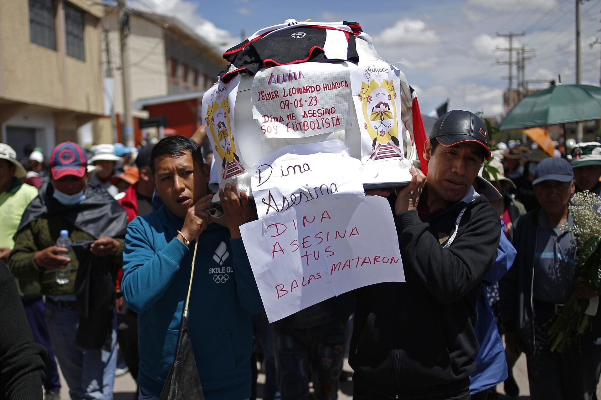 Peruanos carregam caixões de vítimas da repressão com mensagens contra a presidente Dina Boluarte. Juliaca, 11 de janeiro de 2023 - Sputnik Brasil, 1920, 25.01.2023