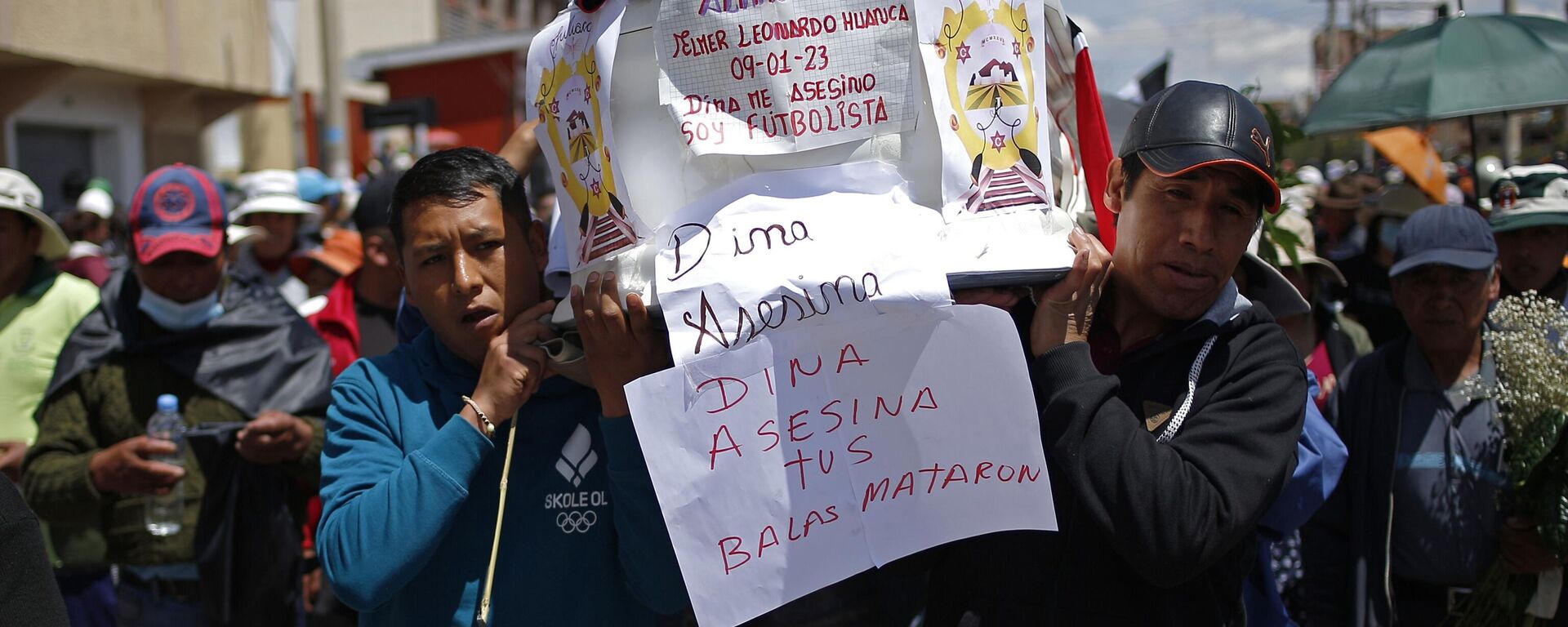 Peruanos carregam caixões de vítimas da repressão com mensagens contra a presidente Dina Boluarte. Juliaca, 11 de janeiro de 2023 - Sputnik Brasil, 1920, 11.01.2023