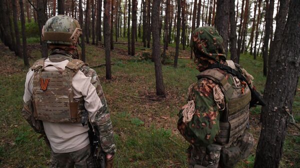 Militares russos são vistos perto de uma linha de frente, durante a operação militar especial da Rússia na Ucrânia, na região de Carcóvia, Ucrânia - Sputnik Brasil