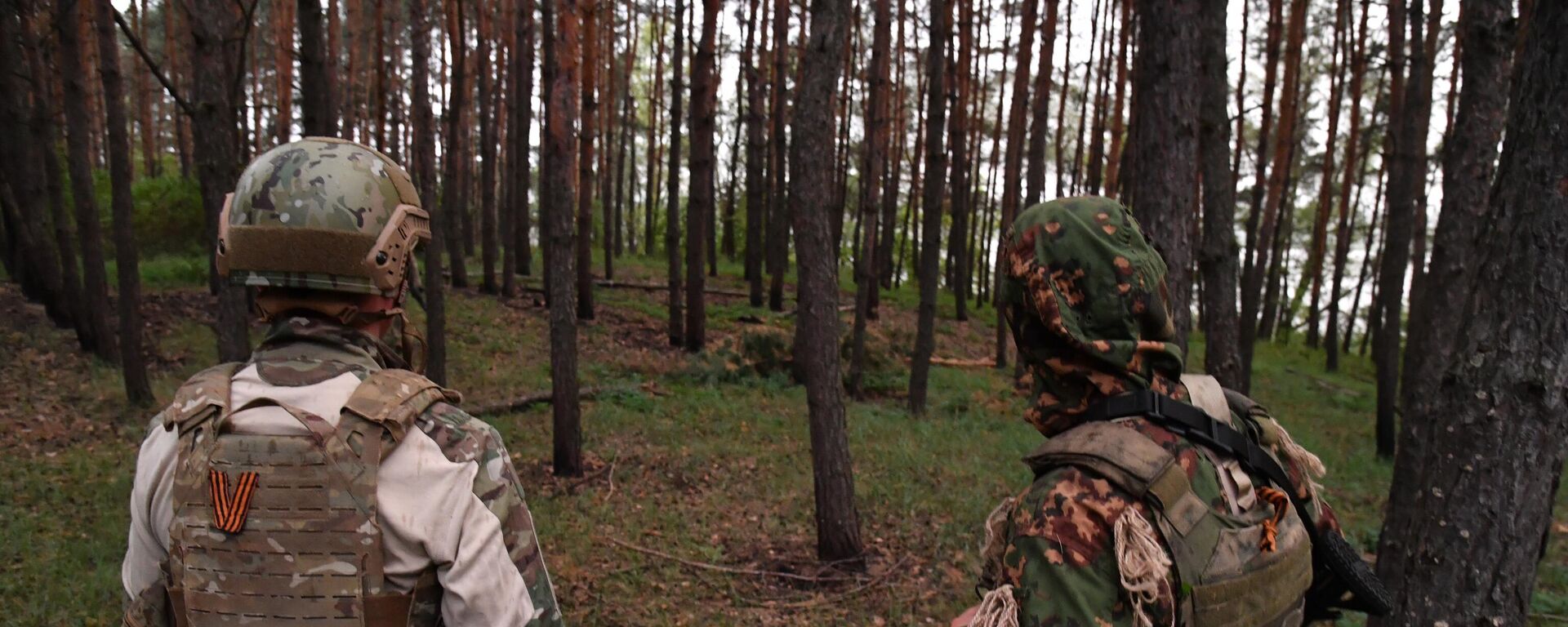 Militares russos são vistos perto de uma linha de frente, durante a operação militar especial da Rússia na Ucrânia, na região de Carcóvia, Ucrânia - Sputnik Brasil, 1920, 06.04.2023