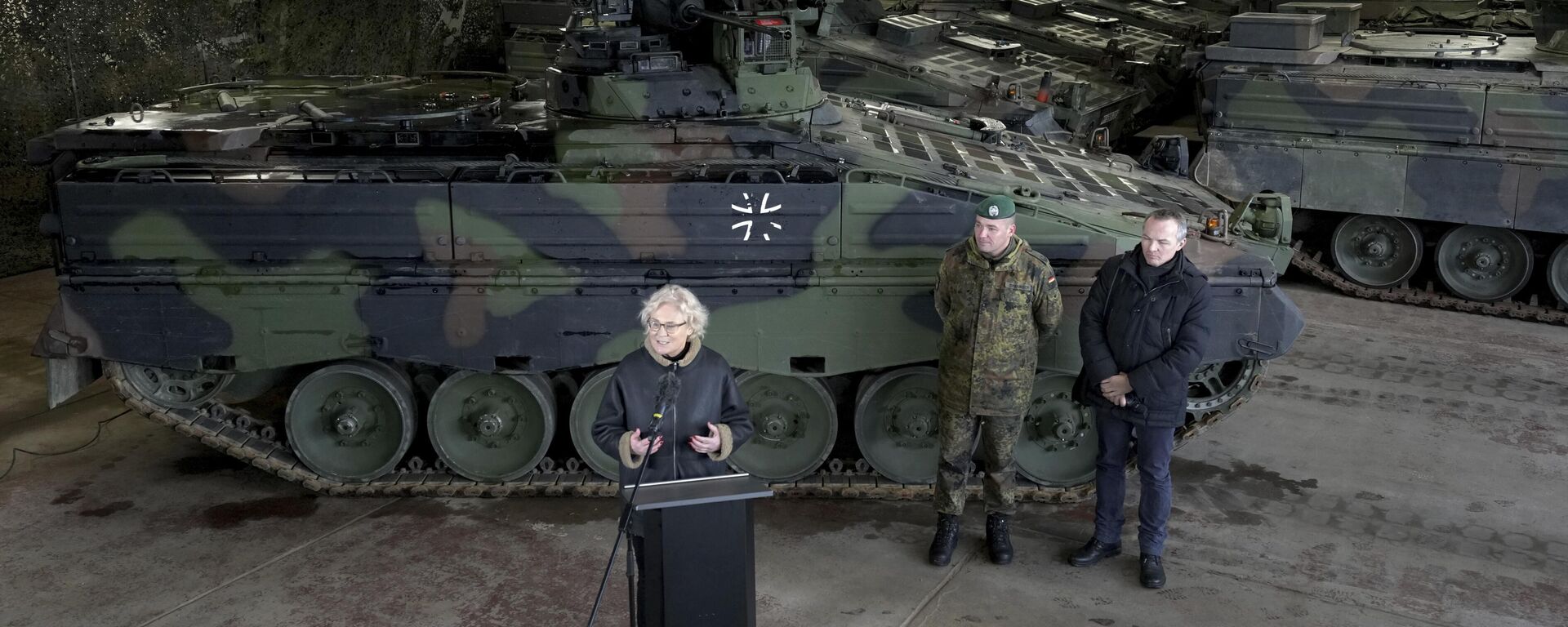 A ministra da Defesa alemã, Christine Lambrecht, discursa durante a apresentação do veículo blindado Marder no quartel Erzgebirgskaserne em Marienberg, leste da Alemanha, 12 de janeiro de 2023 - Sputnik Brasil, 1920, 02.05.2023