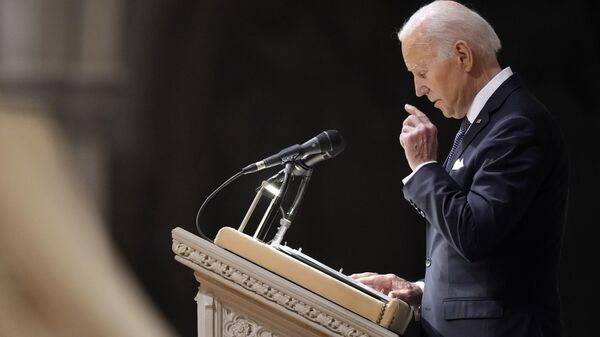 
O presidente Joe Biden fala durante um serviço memorial para o ex-secretário de Defesa Ash Carter na Catedral Nacional, quinta-feira, 12 de janeiro de 2023, em Washington - Sputnik Brasil