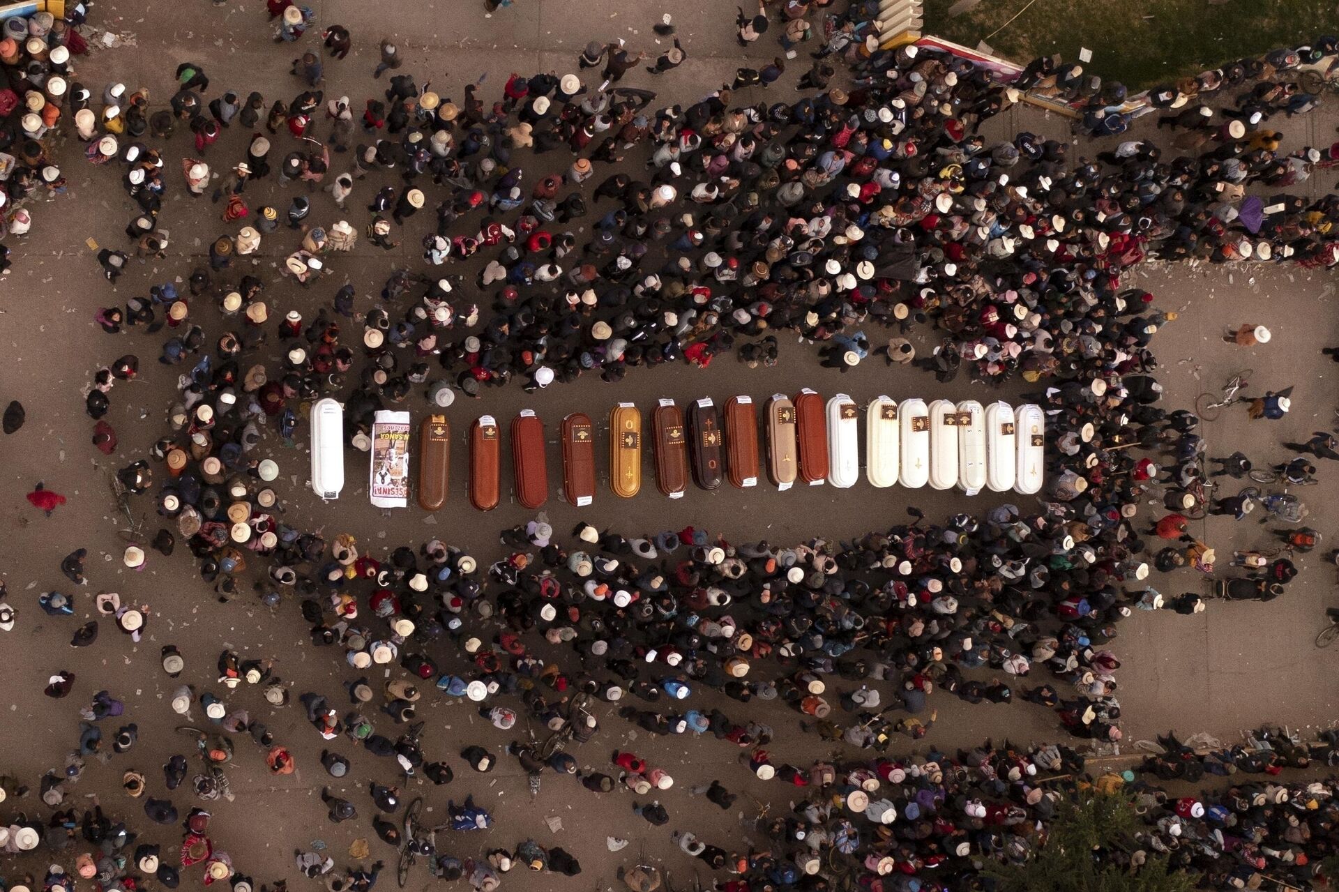 Moradores cercam caixões durante uma vigília por peruanos que morreram durante as manifestações em Juliaca, Peru, 10 de janeiro de 2023 - Sputnik Brasil, 1920, 13.01.2023