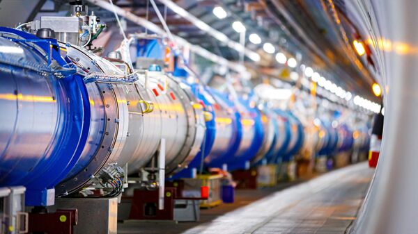 Alguns dos 1232 ímãs dipolo que dobram o caminho dos prótons acelerados são retratados no Grande Colisor de Hádrons (LHC) em um túnel da Organização Europeia para Pesquisa Nuclear (CERN), durante trabalhos de manutenção em 6 de fevereiro de 2020 - Sputnik Brasil