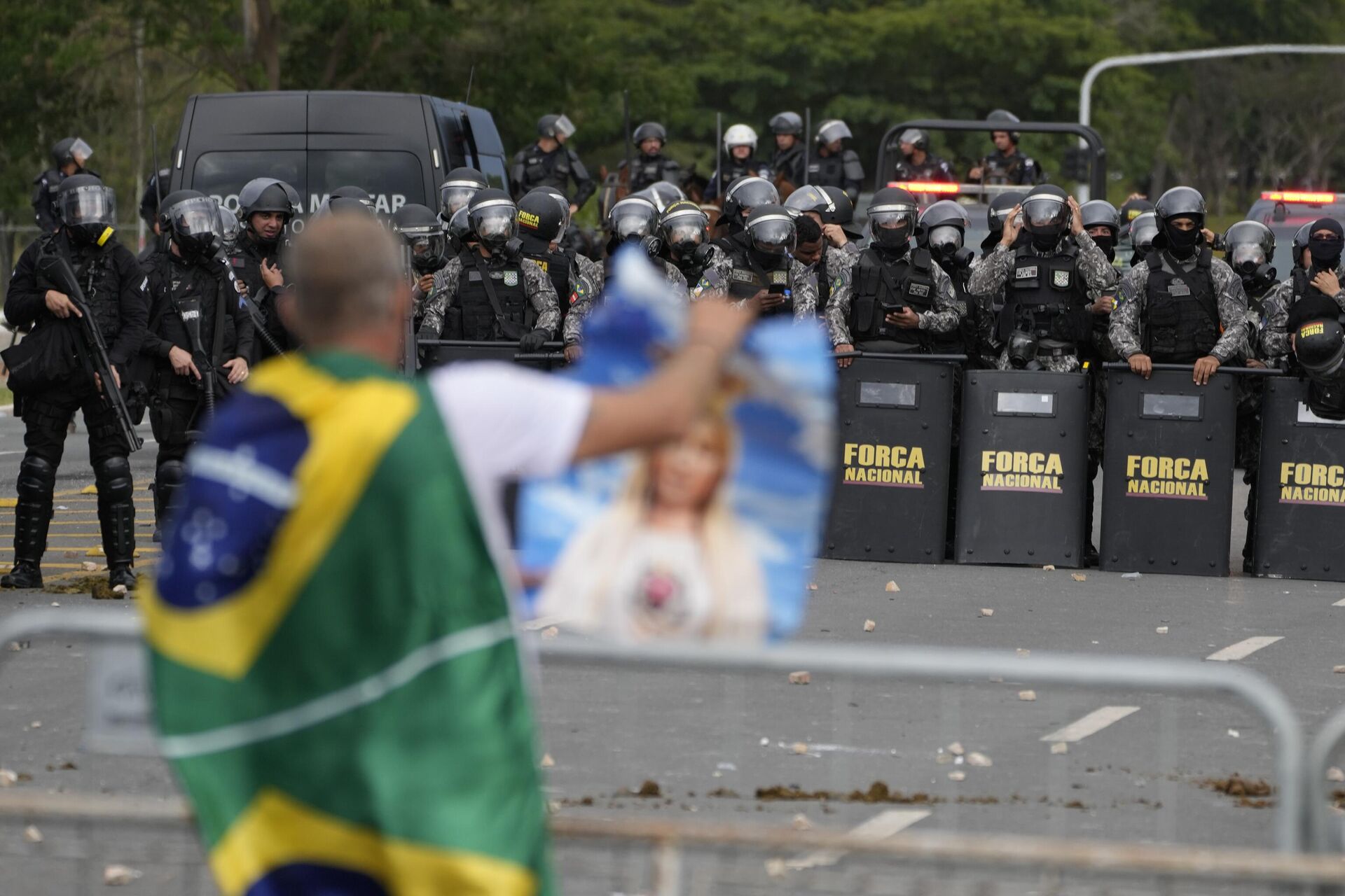 Um manifestante, apoiador do ex-presidente do Brasil Jair Bolsonaro, é confrontado por uma falange policial depois que os manifestantes invadiram o Palácio do Planalto em Brasília, Brasil, 8 de janeiro de 2023 - Sputnik Brasil, 1920, 13.01.2023