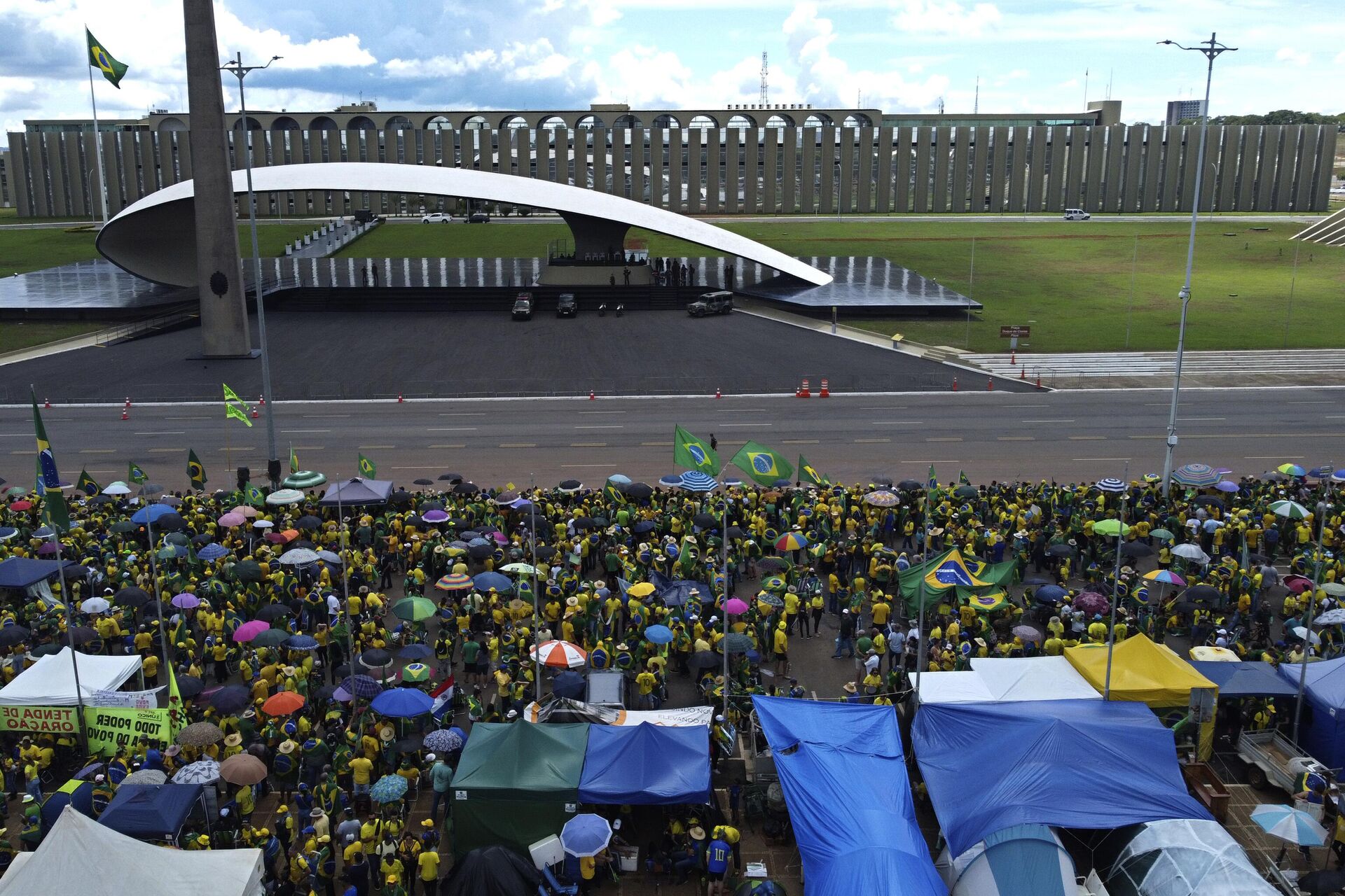 Apoiadores do presidente brasileiro Jair Bolsonaro protestam contra a derrota de Bolsonaro no segundo turno do lado de fora do quartel-general do Exército em Brasília, Brasil, 15 de novembro de 2022 - Sputnik Brasil, 1920, 13.01.2023