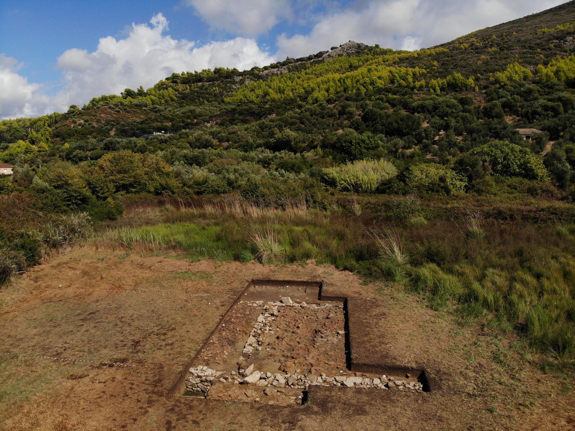 Uma equipe de arqueólogos está escavando e estudando um antigo santuário, encontrado ao norte do lago Kaiafas, e também o possível templo perdido de Poseidon, o deus mitológico do mar - Sputnik Brasil, 1920, 14.01.2023