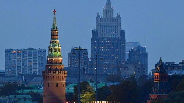 Torres do Kremlin com a sede do Ministério das Relações Exteriores da Rússia ao fundo, em Moscou - Sputnik Brasil