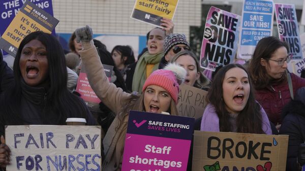 Enfermeiros participam de um protesto por reajuste salarial do lado de fora do Hospital St. Thomas, em Londres. Reino Unido, 15 de dezembro de 2022 - Sputnik Brasil