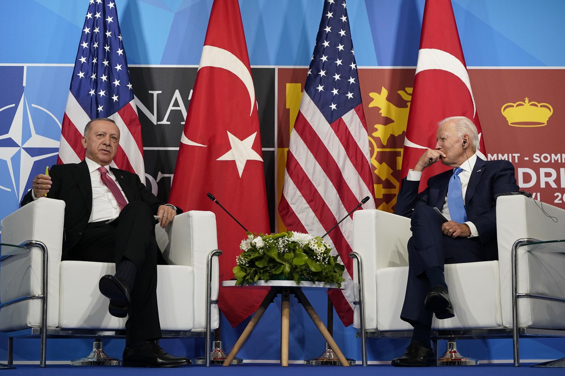 O presidente Joe Biden (D) em encontro com o presidente da Turquia, Recep Tayyip Erdogan (E) durante a cúpula da OTAN em Madri, 29 de junho de 2022 - Sputnik Brasil, 1920, 08.03.2023
