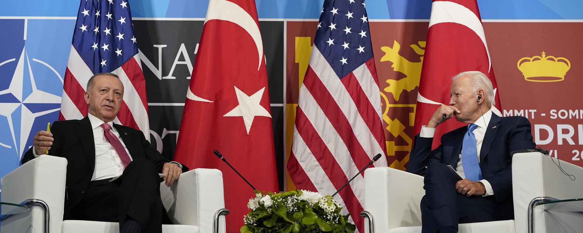 O presidente Joe Biden (D) em encontro com o presidente da Turquia, Recep Tayyip Erdogan (E) durante a cúpula da OTAN em Madri, 29 de junho de 2022 - Sputnik Brasil, 1920, 11.04.2023