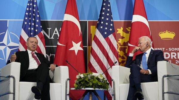 O presidente Joe Biden (D) em encontro com o presidente da Turquia, Recep Tayyip Erdogan (E) durante a cúpula da OTAN em Madri, 29 de junho de 2022 - Sputnik Brasil