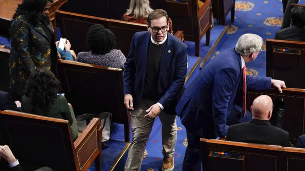 George Santos caminha pela Câmara dos Representantes, enquanto parlamentares se preparam para votação para eleger um presidente da casa. EUA, 5 de janeiro de 2023 - Sputnik Brasil