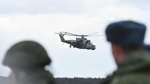 O helicóptero militar Mi-24 participa dos exercícios militares conjuntos entre Minsk e Moscou no campo de treinamento de Belarus - Sputnik Brasil