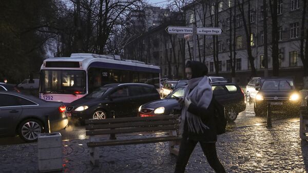 Um trólebus (modelo de ônibus elétrico) fica preso em uma avenida durante queda de energia em Chisinau, Moldávia, 23 de novembro de 2022 - Sputnik Brasil
