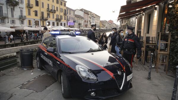 Carabinieri, policiais ao lado de viatura na Itália - Sputnik Brasil
