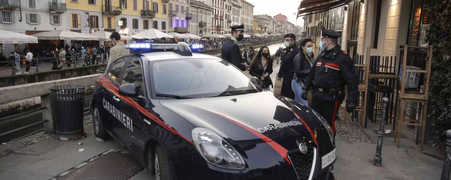 Carabinieri, policiais ao lado de viatura na Itália - Sputnik Brasil, 1920, 16.01.2023