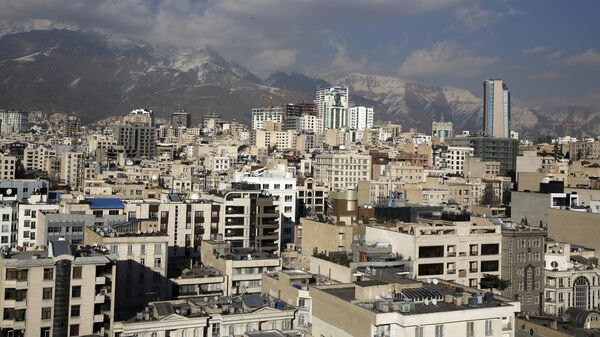 Visão geral da capital iraniana Teerã com a cordilheira Alborz coberta de neve ao fundo, 7 de janeiro de 2023 - Sputnik Brasil