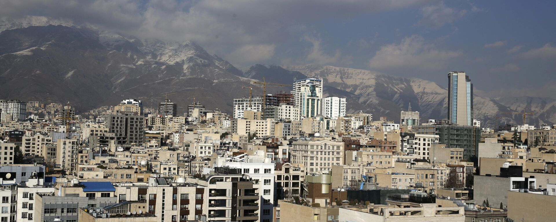 Visão geral da capital iraniana Teerã com a cordilheira Alborz coberta de neve ao fundo, 7 de janeiro de 2023 - Sputnik Brasil, 1920, 16.01.2023