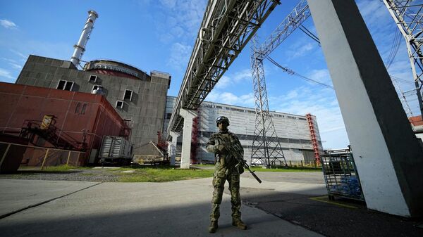 Um militar russo guarda uma área da Usina Nuclear de Zaporozhie, 1º de maio de 2022 - Sputnik Brasil