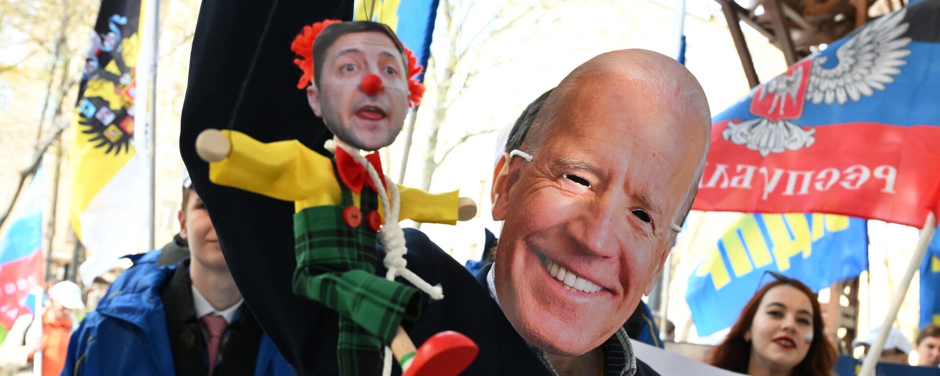 Manifestantes satirizam relação entre o presidente dos EUA, Joe Biden, e o da Ucrânia, Vladimir Zelensky, durante ato do Primeiro de Maio do Partido Liberal Democrático da Rússia. Moscou, 1º de maio de 2022 - Sputnik Brasil, 1920, 17.01.2023