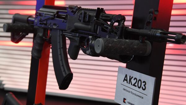Novo fuzil de assalto Kalashnikov AK-203 - Sputnik Brasil