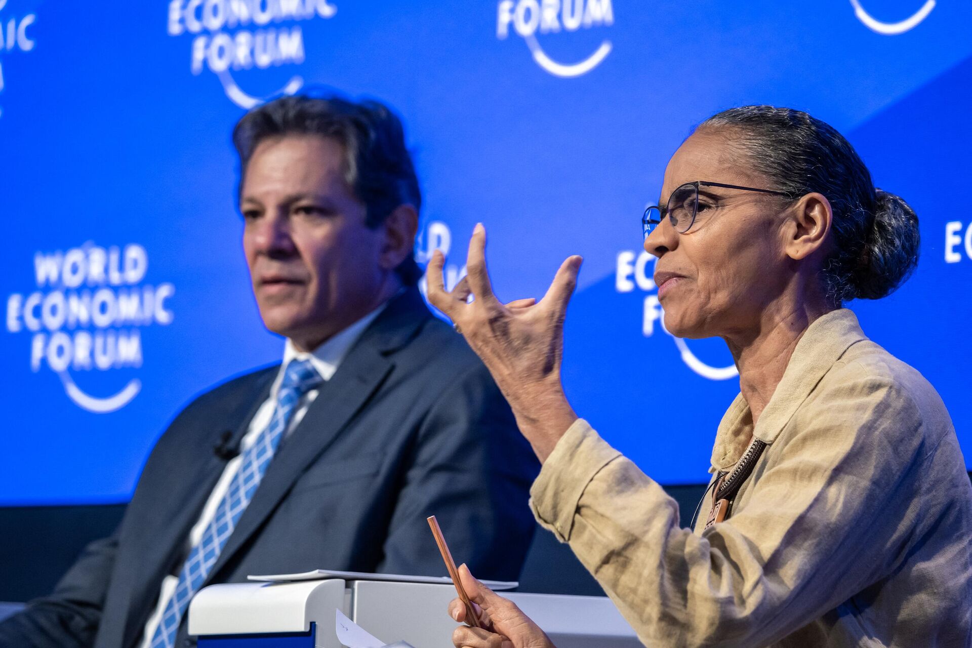 O ministro da Fazenda do Brasil, Fernando Haddad, e a ministra do Meio Ambiente, Marina Silva, também participaram do evento em Davos, 16 de janeiro de 2023 - Sputnik Brasil, 1920, 17.01.2023