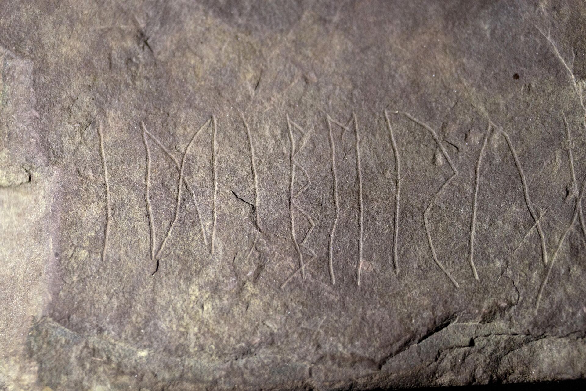 Visão detalhada tirada em Oslo mostra inscrições em uma rocha de arenito, que se acredita ser a pedra rúnica mais antiga do mundo, inscrita há quase 2.000 anos, tornando-a várias centenas de séculos mais antiga que as primeiras conhecidas, 17 de janeiro de 2023 - Sputnik Brasil, 1920, 17.01.2023