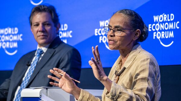 A nova ministra do Meio Ambiente do Brasil, Marina Silva (R), gesticula ao lado do novo ministro da Fazenda do Brasil, Fernando Haddad, durante uma sessão da reunião anual do Fórum Econômico Mundial (WEF) em Davos, em 17 de janeiro de 2023 - Sputnik Brasil