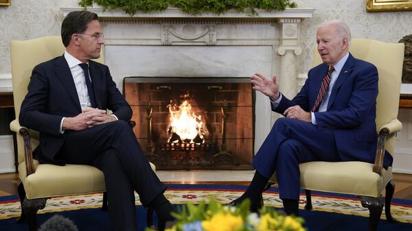 O presidente Joe Biden se encontra com o primeiro-ministro holandês Mark Rutte no Salão Oval da Casa Branca em Washington, 17 de janeiro de 2023 - Sputnik Brasil