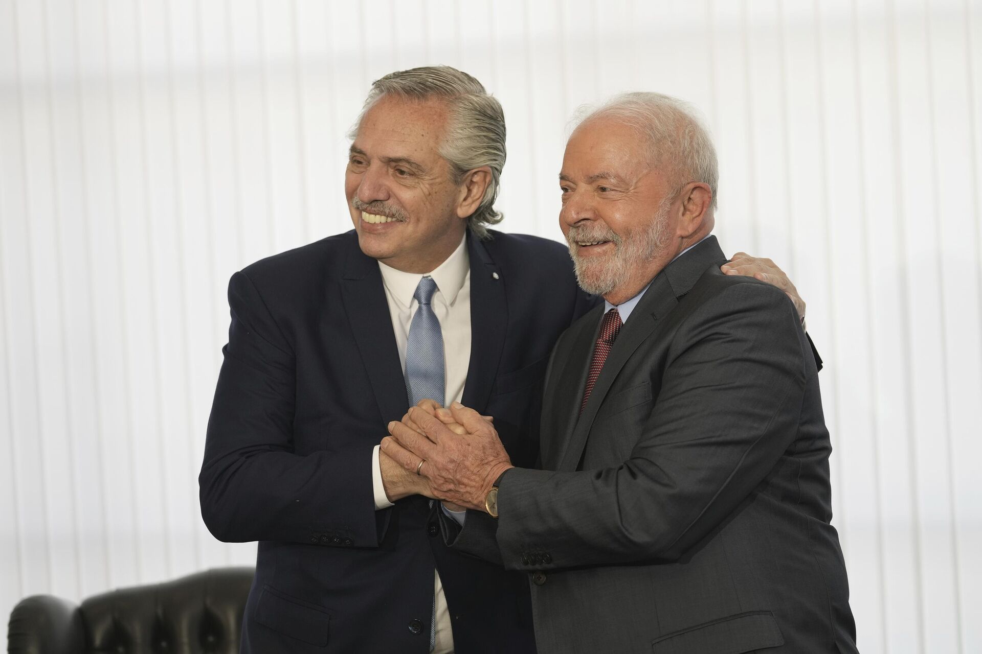 O presidente do Brasil, Luiz Inácio Lula da Silva (à direita), recebe visita do presidente da Argentina, Alberto Fernández, um dia depois da posse do presidente brasileiro, em 2 de janeiro de 2023 - Sputnik Brasil, 1920, 26.01.2023