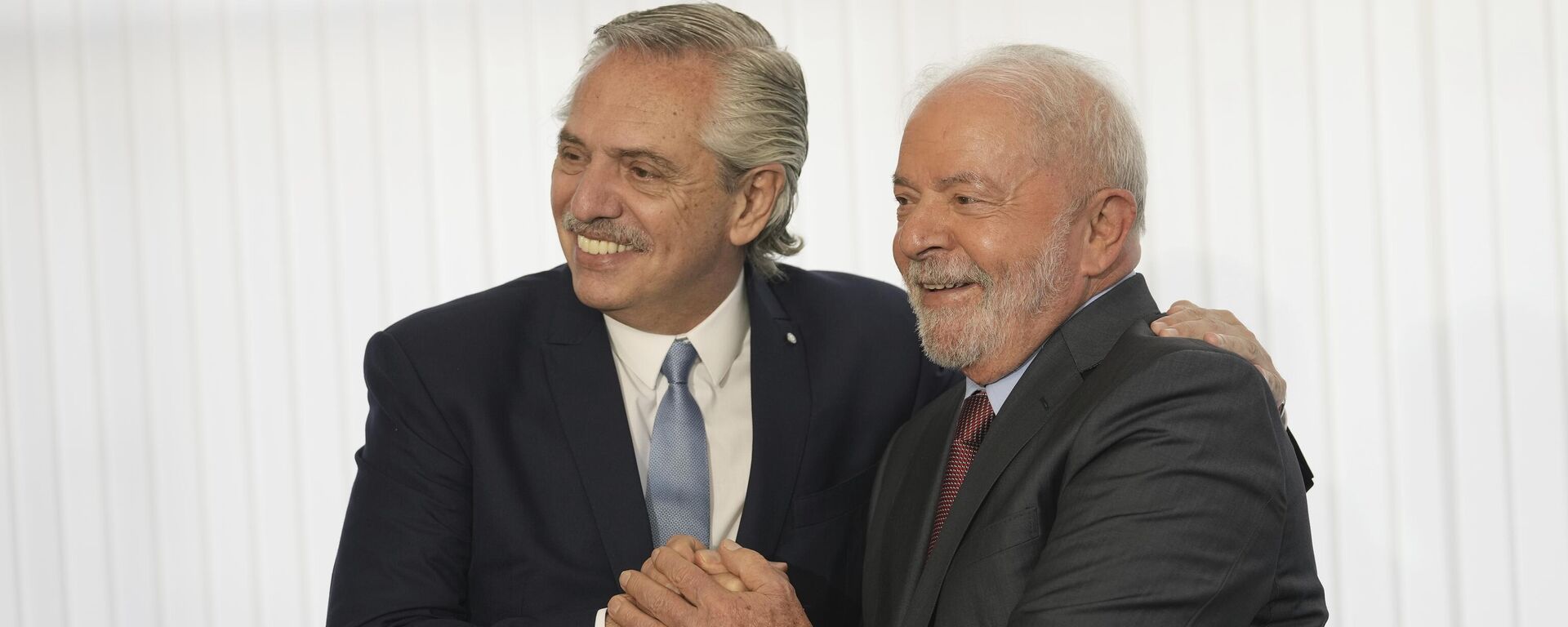 O presidente do Brasil, Luiz Inácio Lula da Silva (à direita), recebe visita do presidente da Argentina, Alberto Fernández, um dia depois da posse do presidente brasileiro, em 2 de janeiro de 2023 - Sputnik Brasil, 1920, 18.01.2023