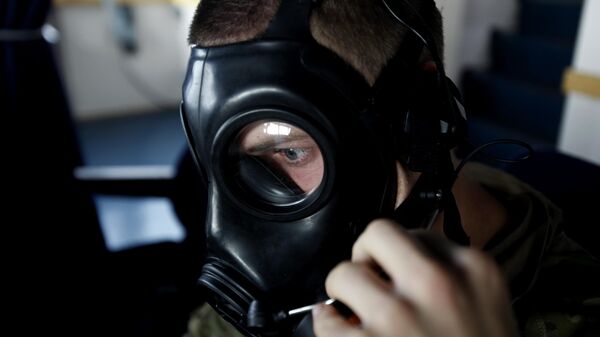 Militar dinamarquês com máscara de proteção  - Sputnik Brasil
