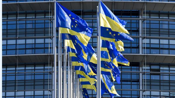 Bandeiras da Europa e da Ucrânia tremulam do lado de fora do Parlamento Europeu, Estrasburgo, leste da França, 8 de março de 2022 - Sputnik Brasil