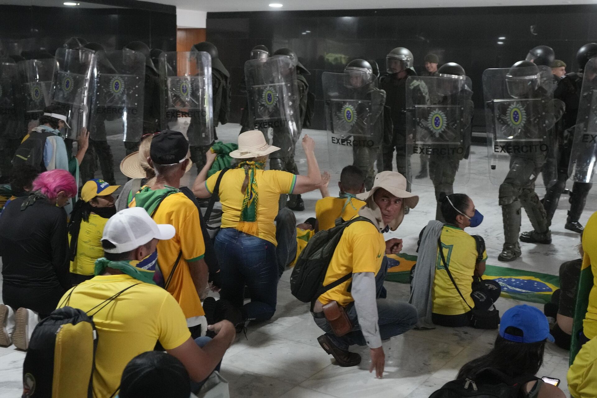 Manifestantes, apoiadores do ex-presidente do Brasil Jair Bolsonaro, são confrontados pela polícia em tropa de choque depois que invadiram o Palácio do Planalto em Brasília, 8 de janeiro de 2023 - Sputnik Brasil, 1920, 24.01.2023